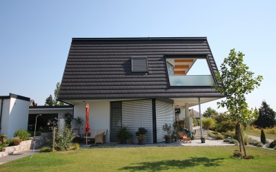 Seitenansicht eines Einfamilienhauses in Aschbach mit Garten